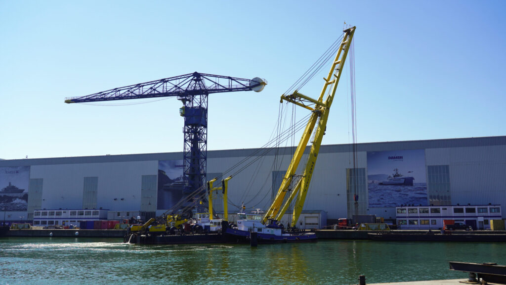 De HEBO-LIFT 7 naast de Hensenkraan aan de Outfittingkade van Damen Yachting.