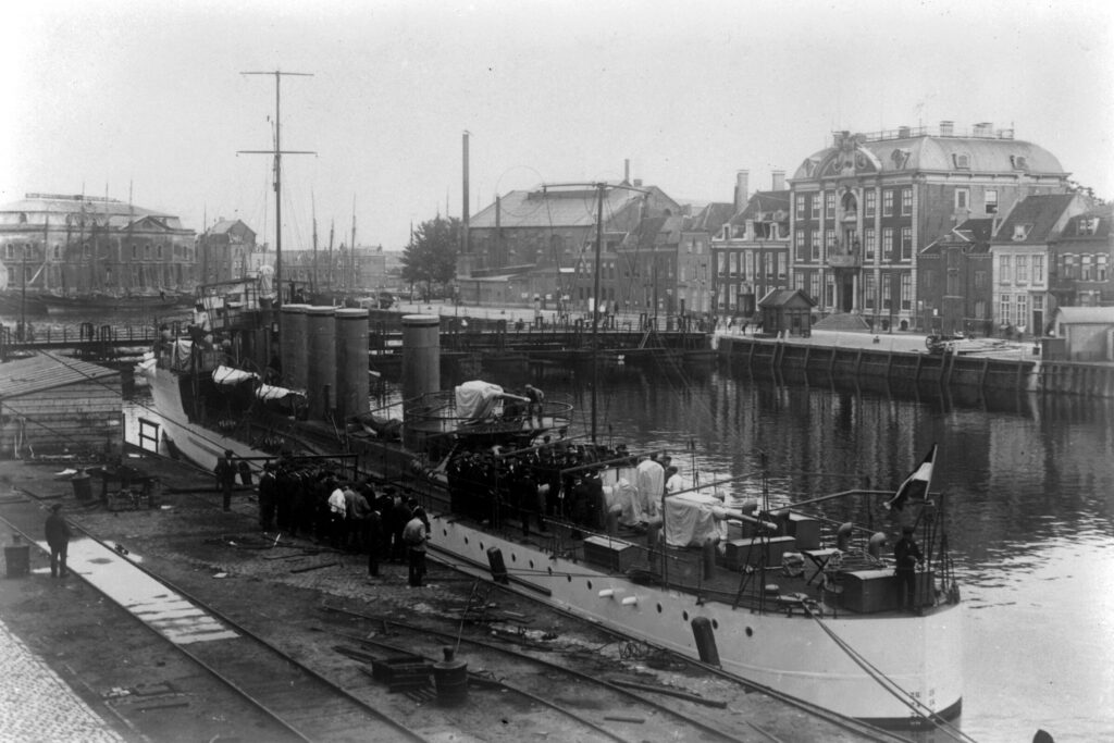 Hr.Ms. Bulhond in de Dokhaven te Vlissingen met op de achtergrond de Houtkade met het stadhuis.