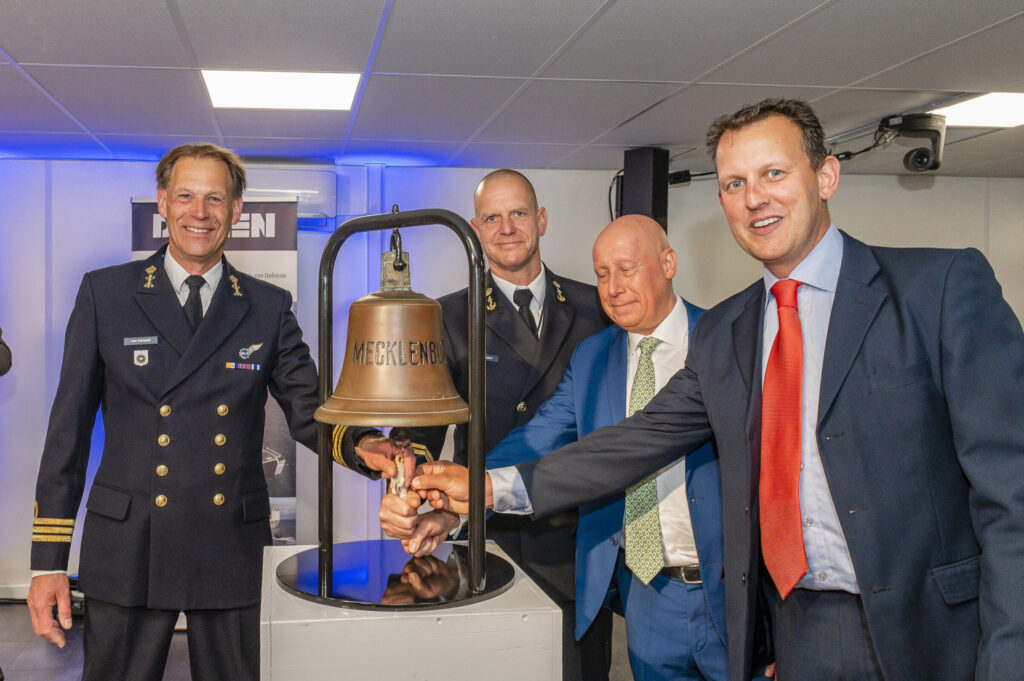 DMO Projectleider MLU/BO-3 Olaf van Kampen, BO Projectleider Chris van Leeuwen, Damen Naval Project Directeur Fer Tummers en DSV Projectmanager Vincent van Rulo luiden de bel.