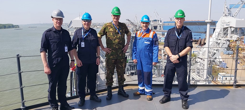 (V.l.n.r.) Commandant CSS Stefjan Veenstra, Projectleider CSS COMMIT Joost Meesters, Directeur Projecten COMMIT Harold Boekholt, Damen Naval Projectdirecteur Arjan Risseeuw en Hoofd Maritieme Projecten COMMIT André van der Kamp.