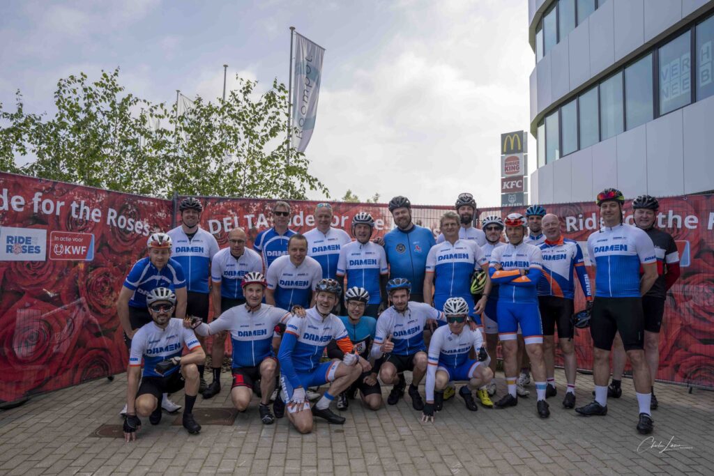 Een deel van de Damen Naval-deelnemers poseert voor de start van de 120 km en 80 km race.