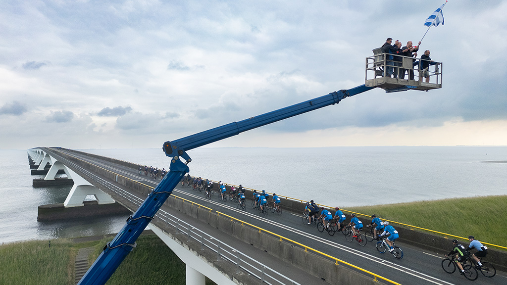 De route van de 120 km-race ging over de Zeelandbrug en de Oosterscheldekering.