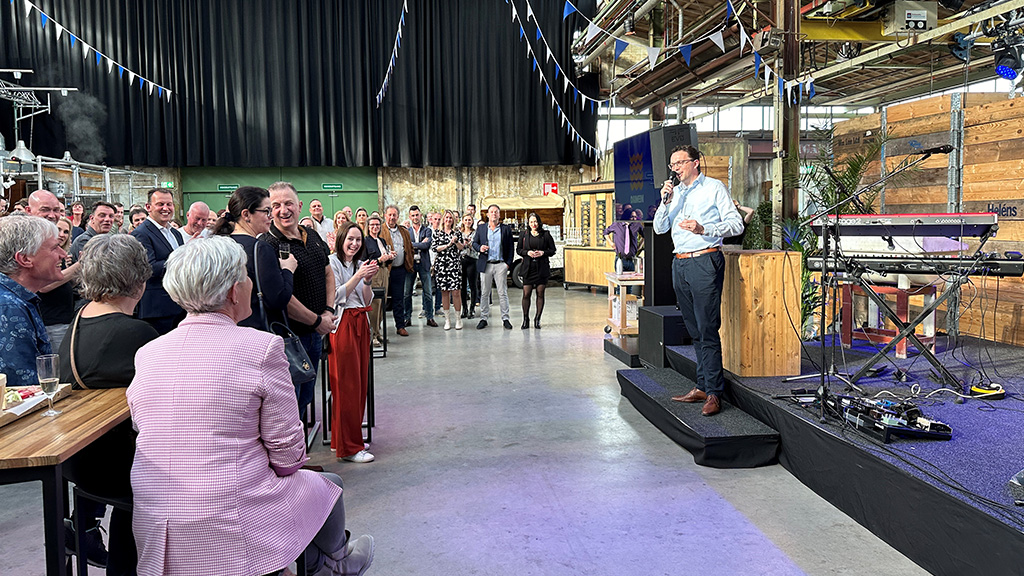 Managing Director Michiel de Vliegher (rechts) spreekt de gasten toe tijdens het feest in de Lasloods.