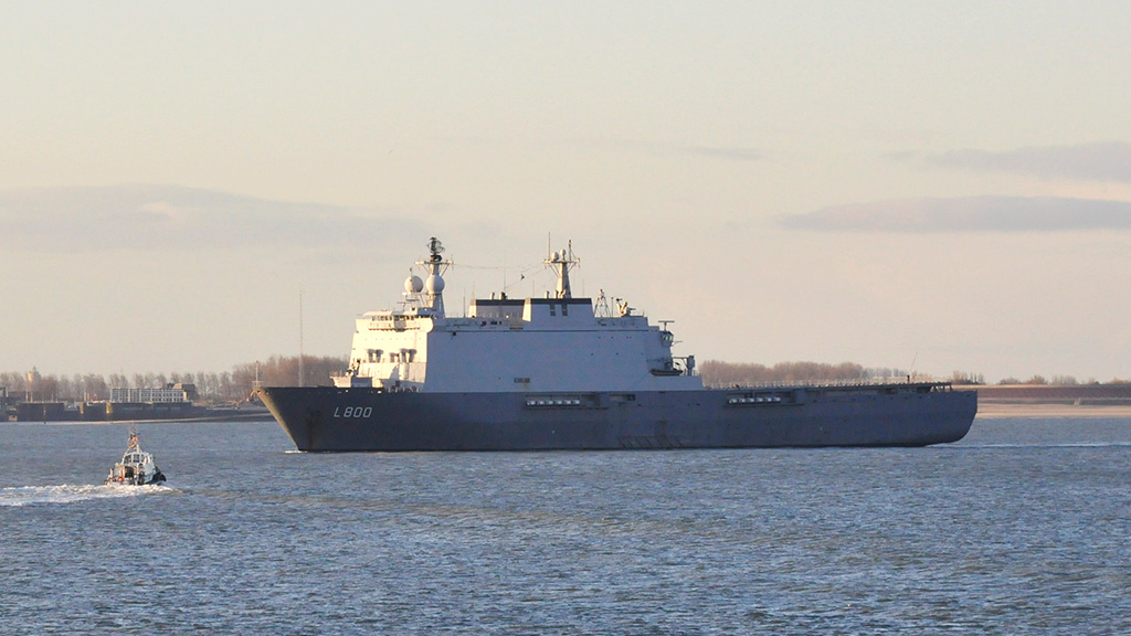 Amfibisch transportschip Zr.Ms. Rotterdam werd in 1998 opgeleverd en wordt over een aantal jaar vervangen.