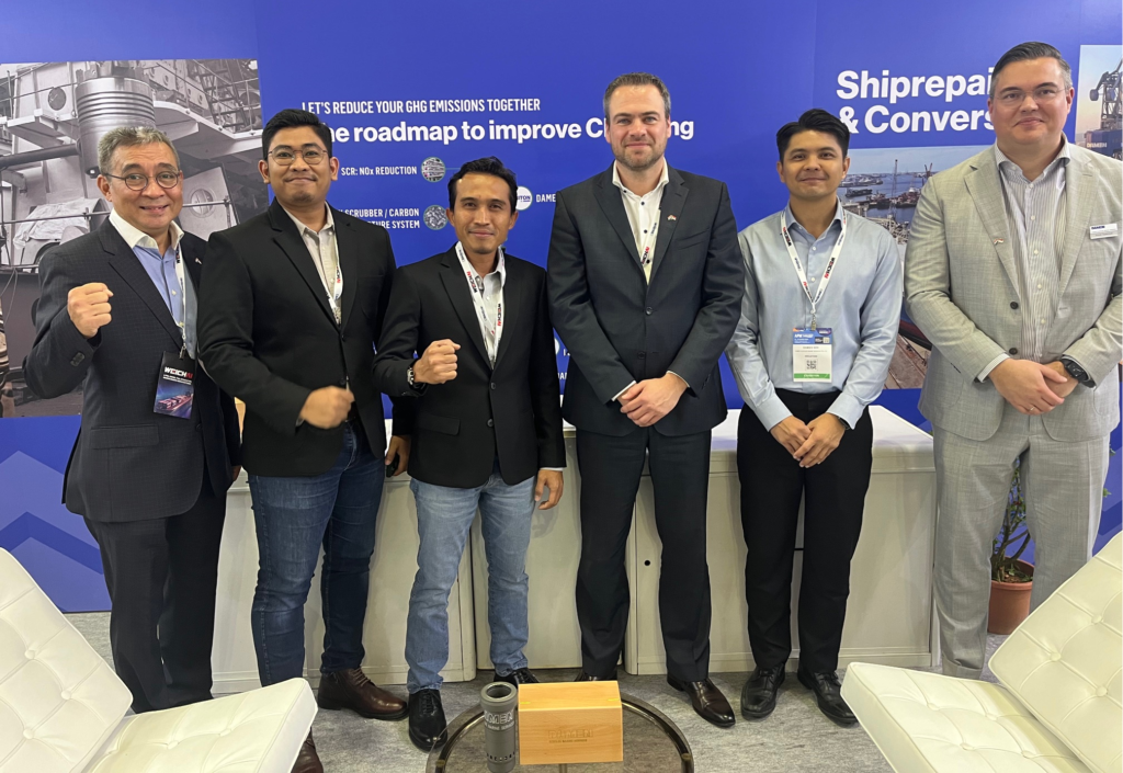 Van links naar rechts: George Basoeki, Mohamad Rois Al Amin, Moch Zeini Efendi, Ezra Lamers, Damien Goh en Arnold Suykerbuyk vieren het nieuwe contract tussen DSMS en Pertamina Marine Engineering tijdens de Asia Pacific Maritime Exhibition in Singapore.