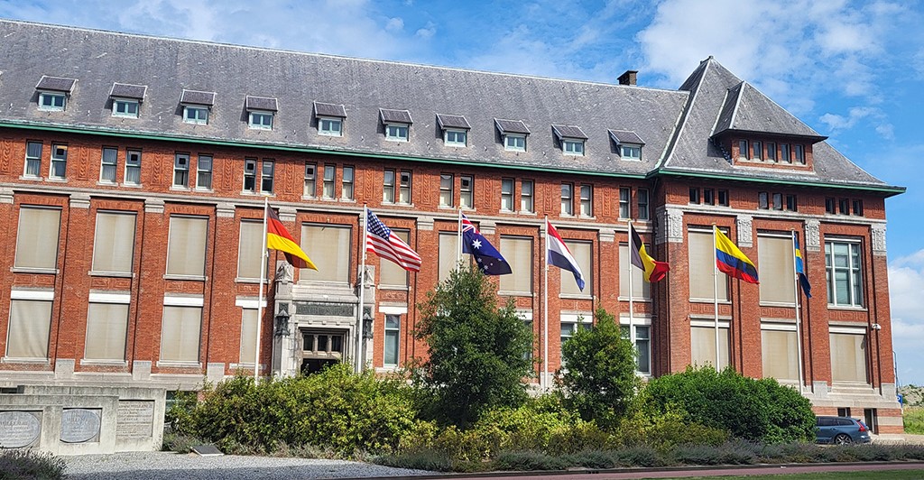 Tijdens het bezoek wapperde de Amerikaanse vlag voor het Damen Naval-hoofdkantoor.