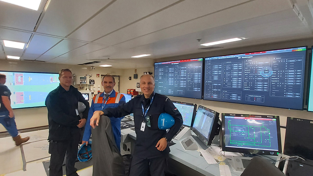 Diverse systemen worden momenteel aangetoond aan COMMIT en DNV. Projectleider COMMIT Joost Meesters, Commandant Stefjan Veenstra en Damen Naval Projectdirecteur Arjan Risseeuw volgden in het Ship Control Center enkele afnames aan boord.