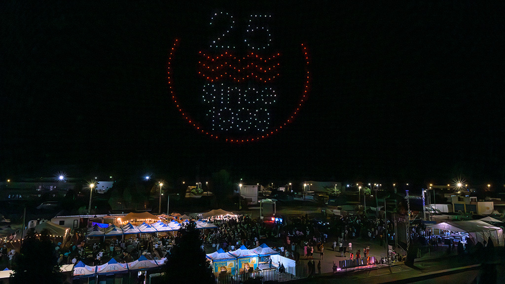 Tijdens het traditionele Shipbuilder’s Day-feest was er een spectaculaire drone- en vuurwerkshow.