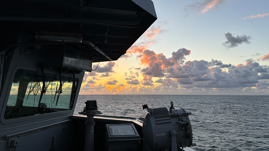 Twee Damen Naval-medewerkers voeren van Curaçao naar Den Helder aan boord van LCF Zr.Ms. Tromp.