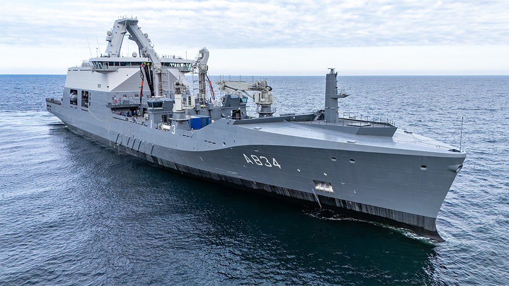 Het Combat Support Ship Den Helder tijdens de proefvaart van Roemenië naar Nederland.