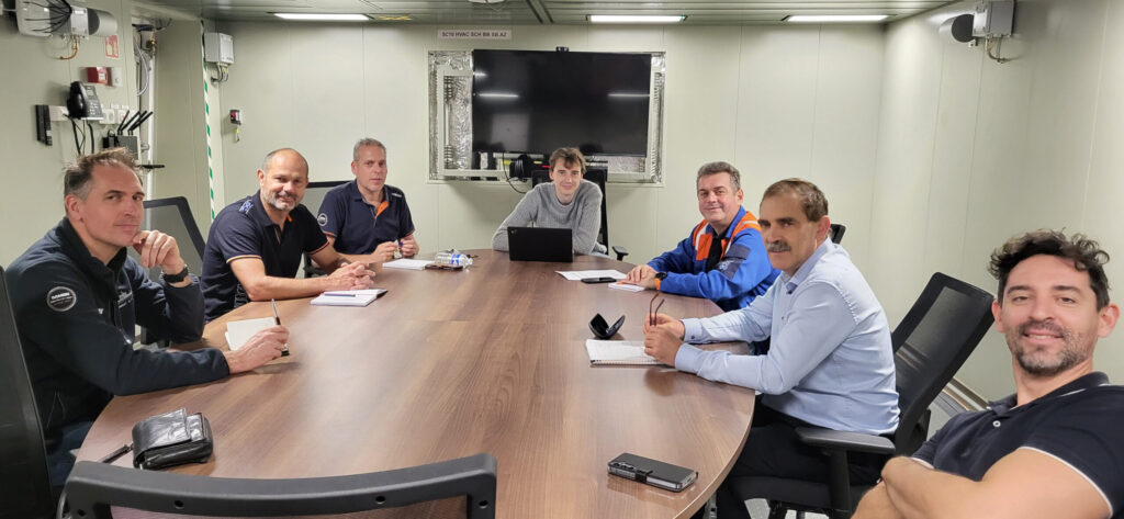 Het eerste overleg van de dag, om 7.15u, met van links naar rechts: Niels Dekker, Martin Wattel, Rinko Rottier, Hannes Pauwelyn, Laurentiu Rugina, Arjan Risseeuw en Joaquin Castellano.