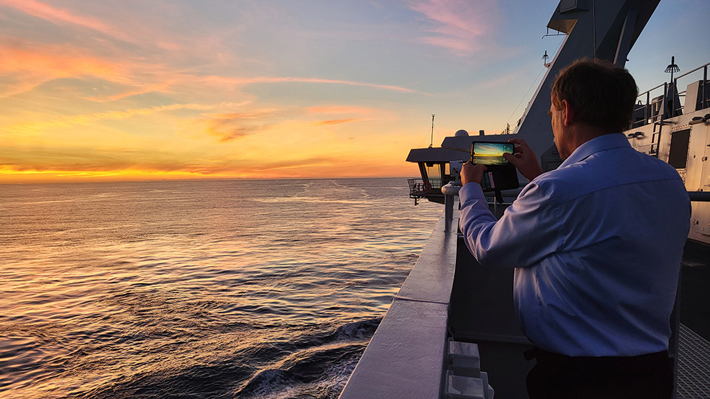 Arjan tijdens één van de prachtige zonsondergangen op de Middellandse Zee.