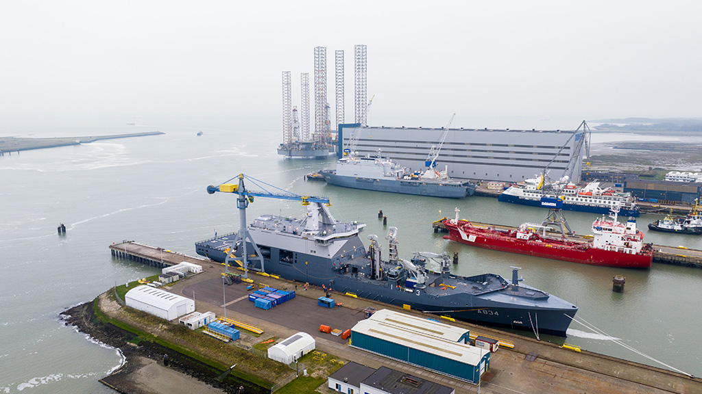 Het Combat Support Ship arriveerde op vrijdag 13 december 2024 op de werf (met Zr.Ms. Rotterdam op de achtergrond bij Damen Shiprepair Vlissingen).