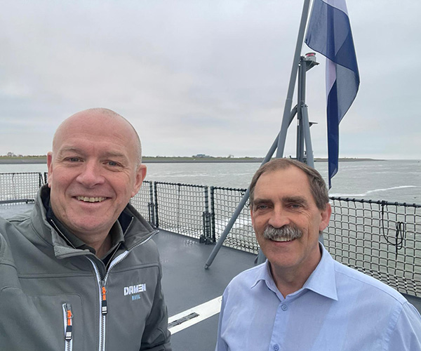 Roland met CSS Project Director Arjan Risseeuw op het helidek van het Combat Support Ship Den Helder.