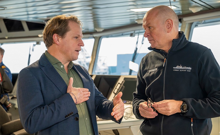 Roland in gesprek met Staatssecretaris van Defensie Gijs Tuinman, die naar Vlissingen was gekomen om het CSS te verwelkomen.