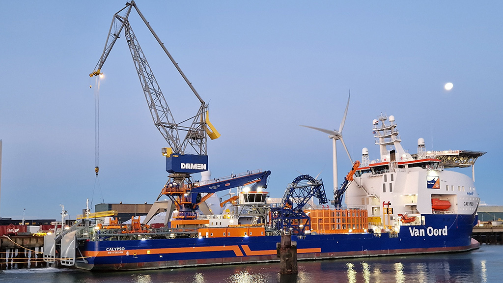 Van Oord's nieuwe kabellegger Calypso aan de kade op Vlissingen-Oost.