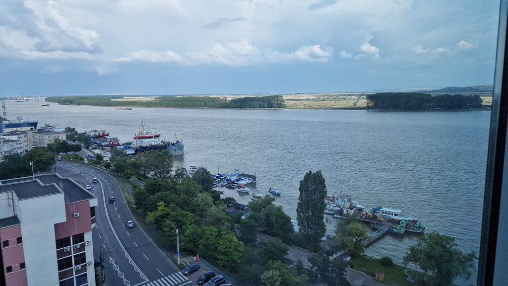 Uitzicht op de Donau die langs de werf in Galați, Roemenië, stroomt.