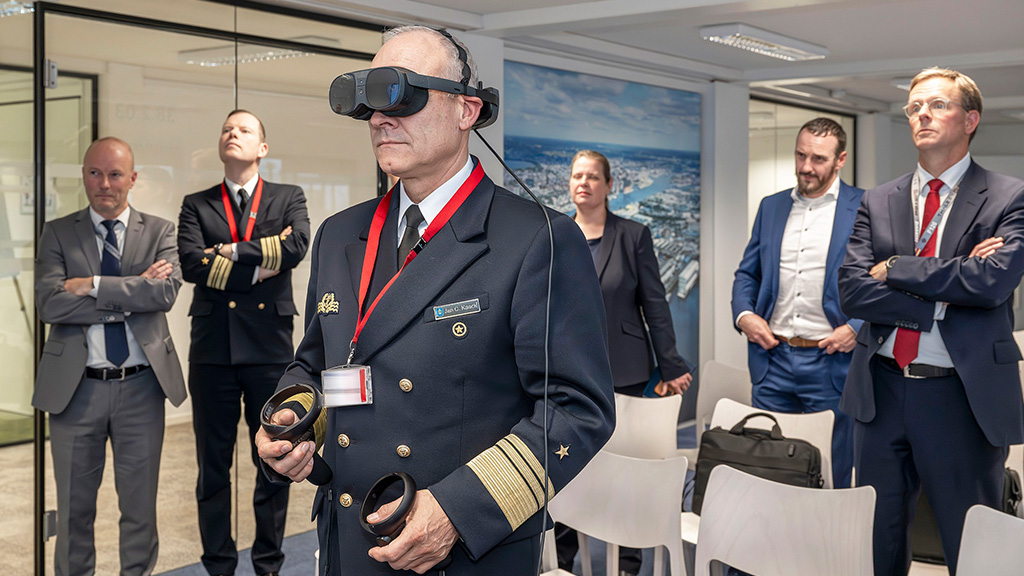 Vice-admiraal Kaack kreeg een demonstratie van de Virtual Reality trainingsprogramma's die Damen Naval ontwikkelt voor de Duitse Marine.