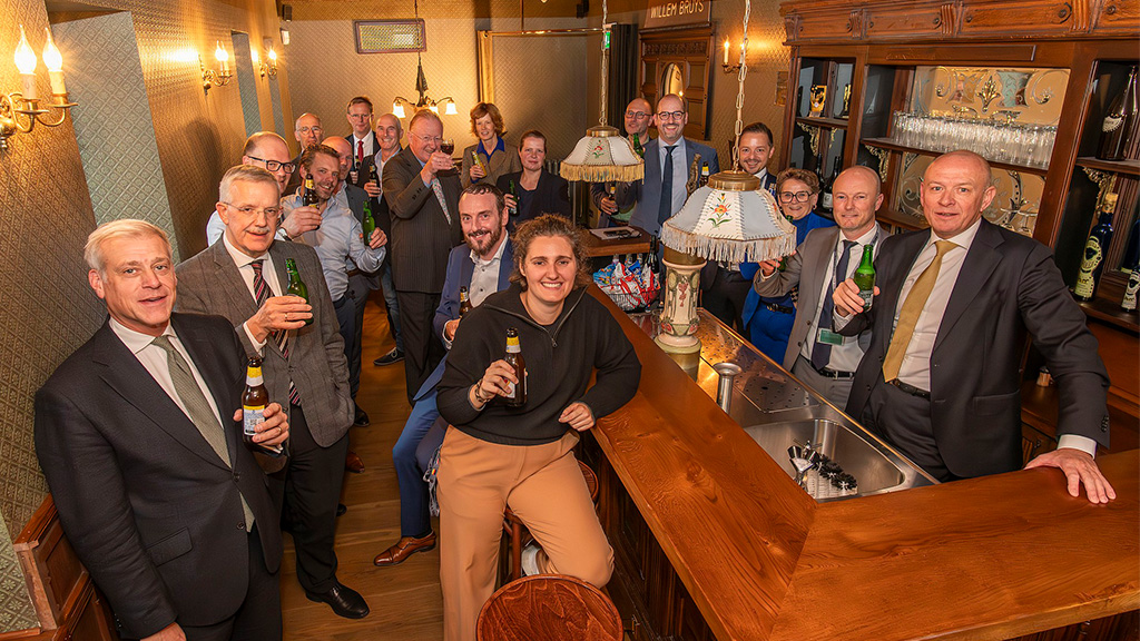 Na het bezoek was het tijd voor een ontspannen borrel in de Willem Bruysbar.