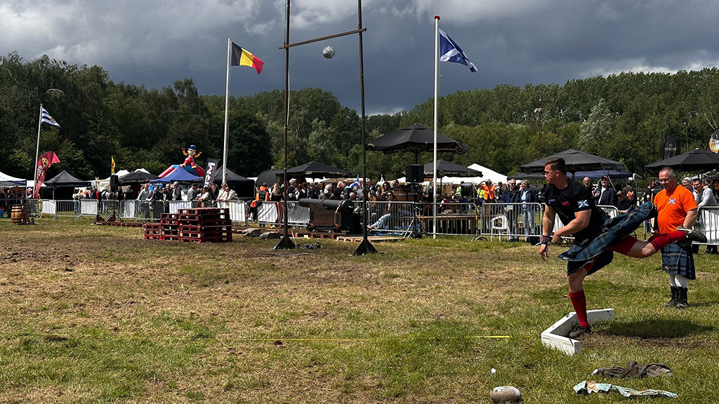 Net als bij het kogelstoten bij atletiek, wordt bij de stone put een natuursteen gebruikt. Op deze foto werpt Noël de Braemar-steen van 10 kg.