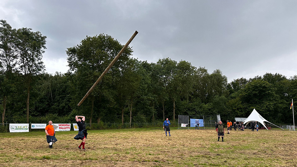 Het belangrijkste doel van caber toss is om de caber zo te gooien dat deze kant over kant draait en zo direct mogelijk van de gooier af landt. De gegooide afstand is niet belangrijk.