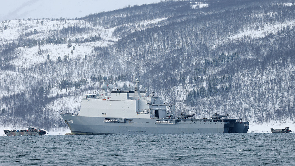 Zr.Ms. Rotterdam in actie tijdens de NAVO-oefening Joint Viking in Noorwegen in april 2023.