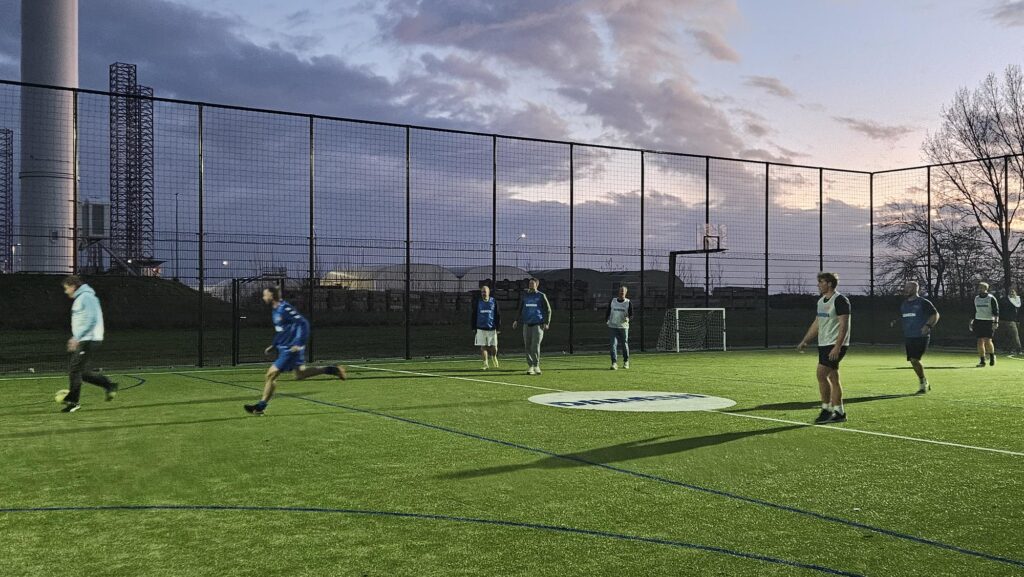 DSV opende een sportveld voor bemanning, onderleveranciers en personeel.